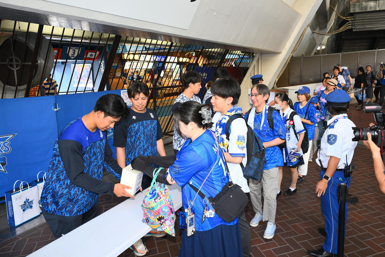 DeNA対広島　令和8年熊本地震被災地支援の募金活動を行ったDeNA吉野光樹（手前）ら選手たち（撮影・滝沢徹郎）
