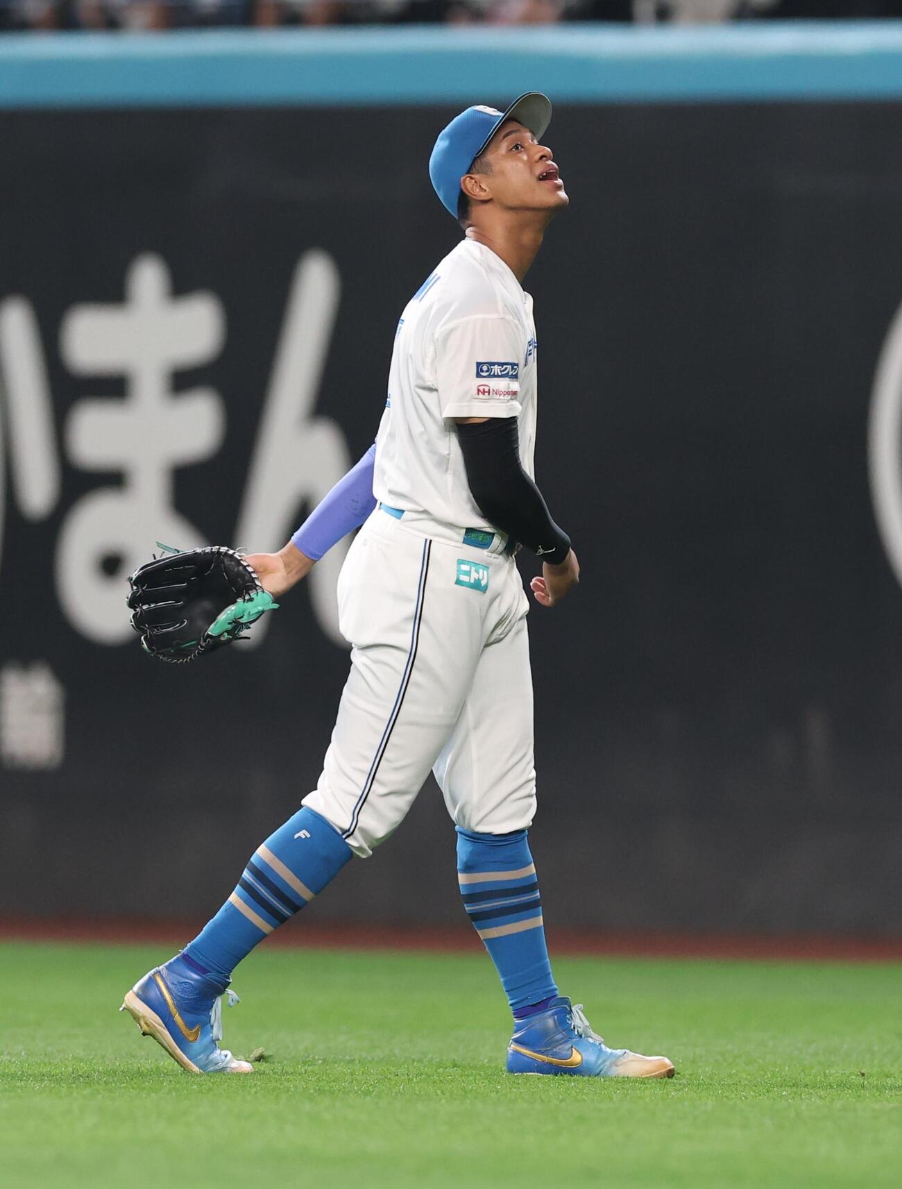 日本ハム対楽天　7回表、失策を犯す万波中正（撮影・黒川智章）