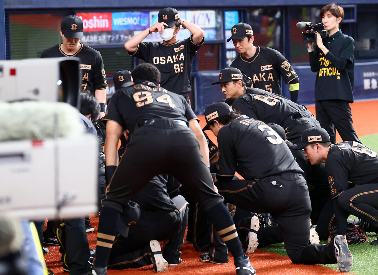 阪神対中日　試合前の円陣を組む阪神ナイン（撮影・加藤哉）