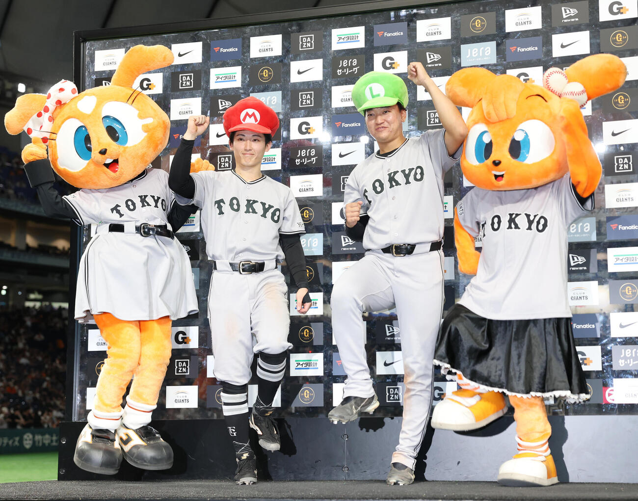 巨人対ヤクルト　ヒーローインタビューを終え笑顔でマリオポーズをする浦田俊輔（左）と笹原操希（撮影・増田悦実）