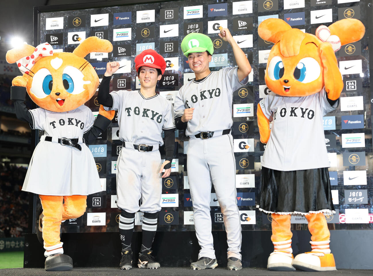 巨人対ヤクルト　ヒーローインタビューを終え笑顔でマリオポーズをする浦田俊輔（左）と笹原操希（撮影・増田悦実）