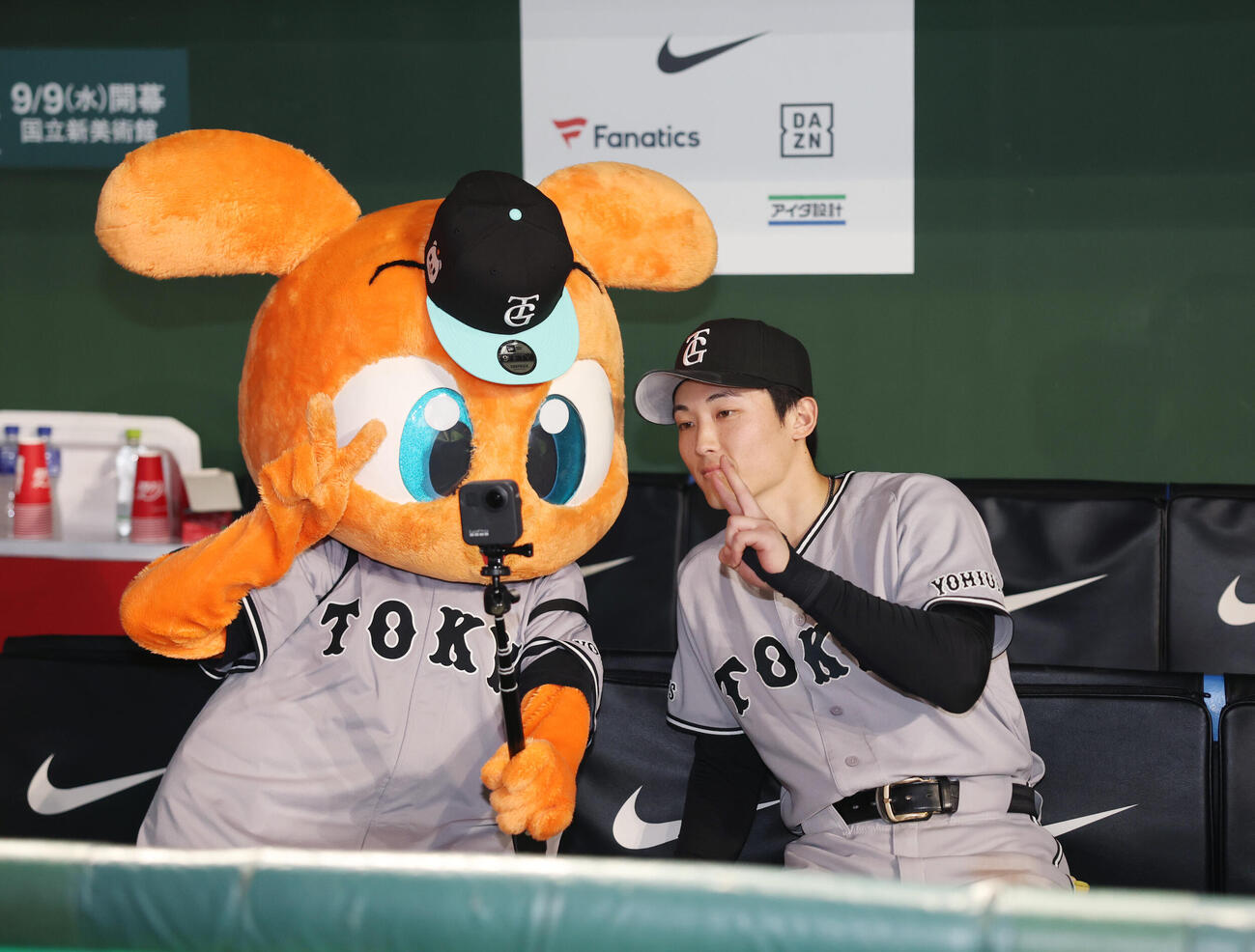 巨人対ヤクルト　勝利しキッズジャビットと笑顔で写真を撮る浦田俊輔（撮影・増田悦実）