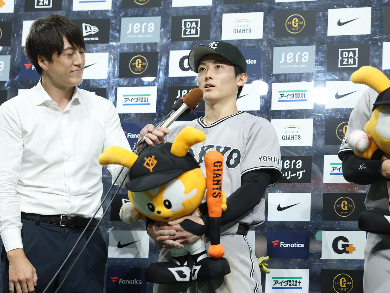 巨人対ヤクルト　ヒーローインタビューを応える浦田俊輔（撮影・増田悦実）