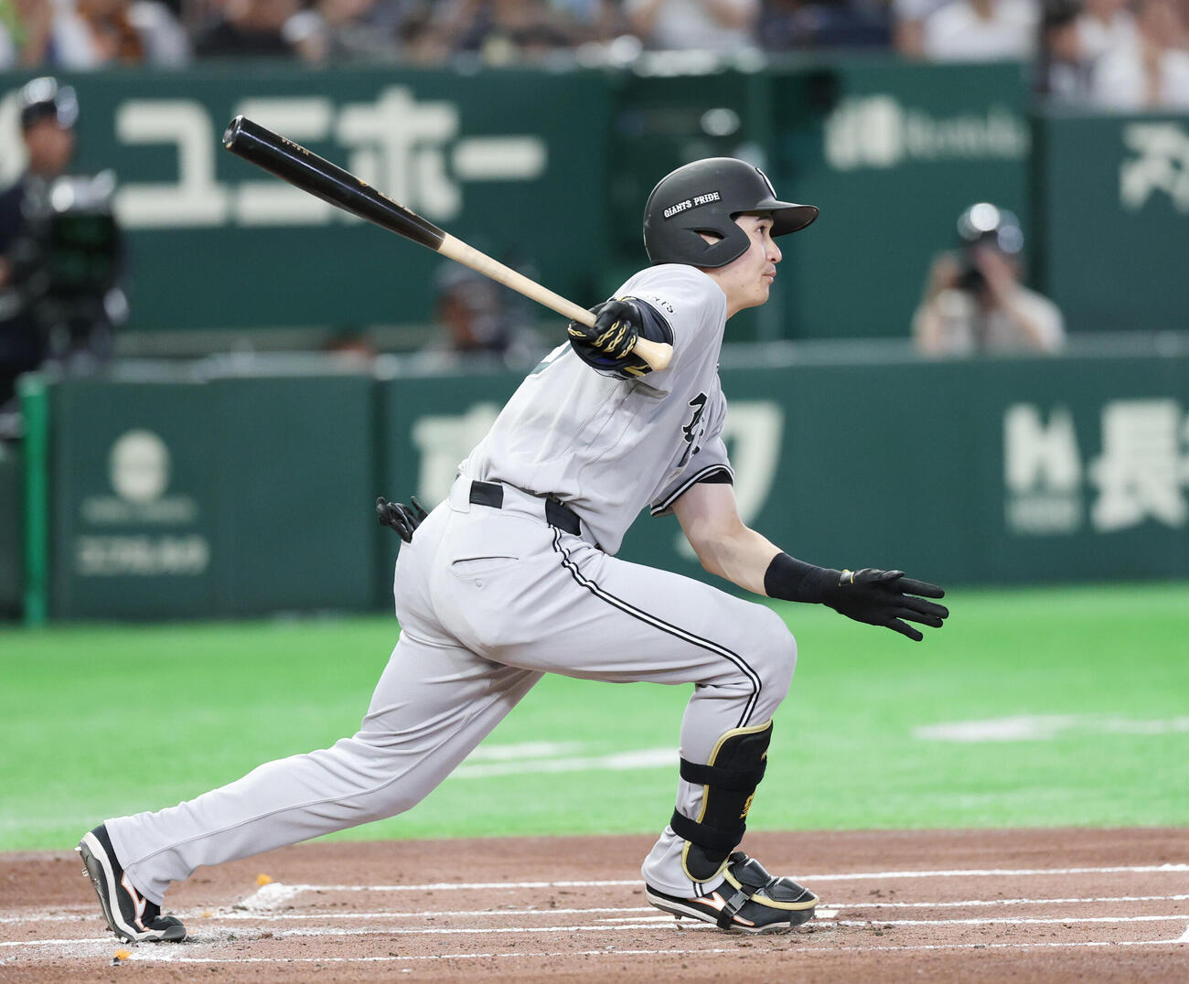 巨人対ヤクルト　1回裏巨人1死一塁、安打を放つ泉口友汰（撮影・増田悦実）