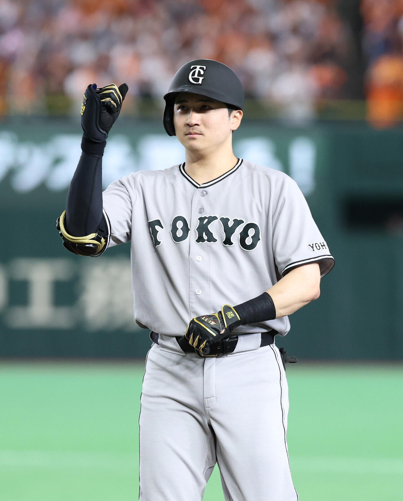巨人対ヤクルト　1回裏巨人1死一塁、安打を放ちガッツポーズをする泉口友汰（撮影・増田悦実）