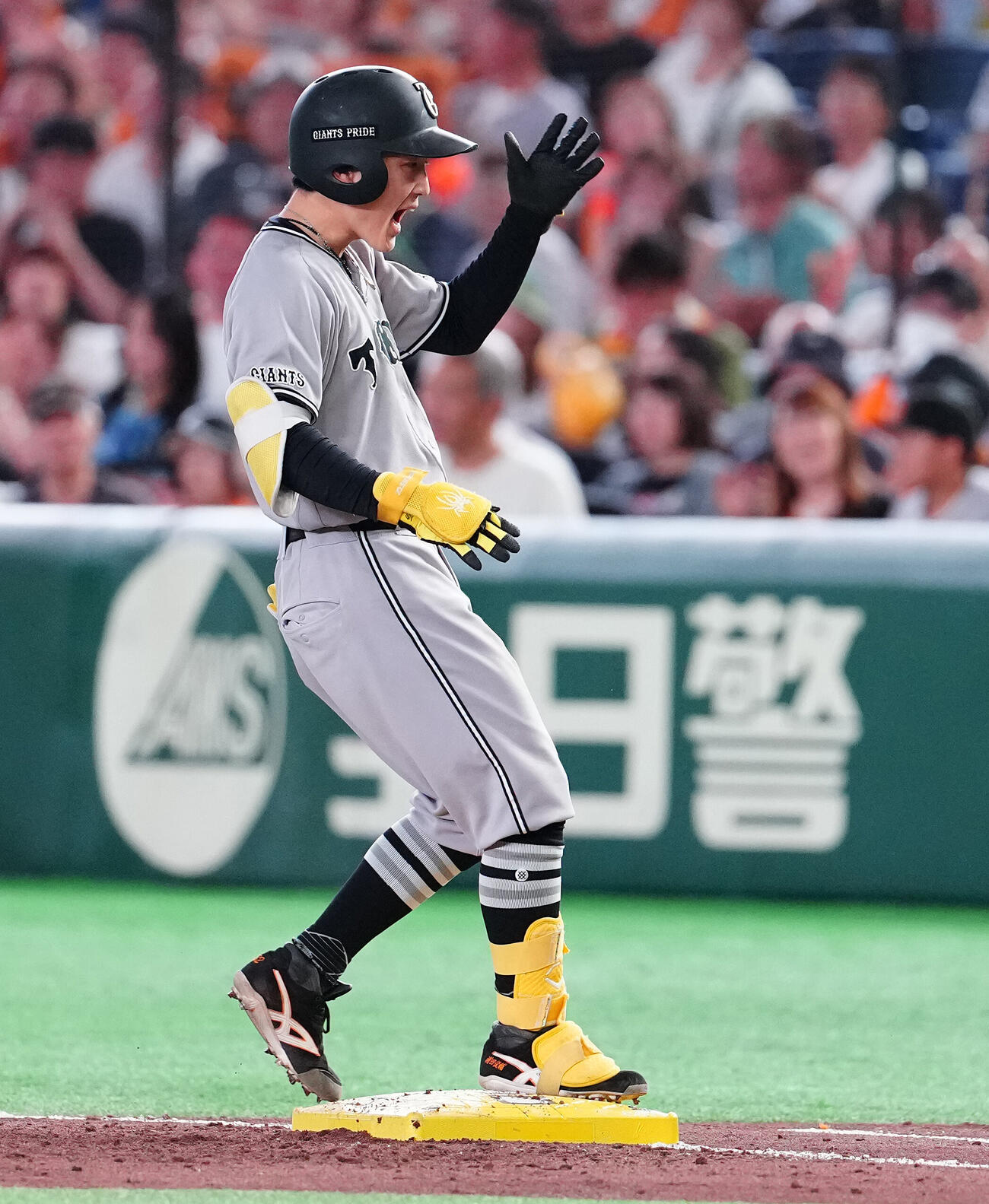 巨人対ヤクルト　2回裏巨人2死一、二塁、適時打を放ちほえる浦田俊輔（撮影・鈴木みどり）