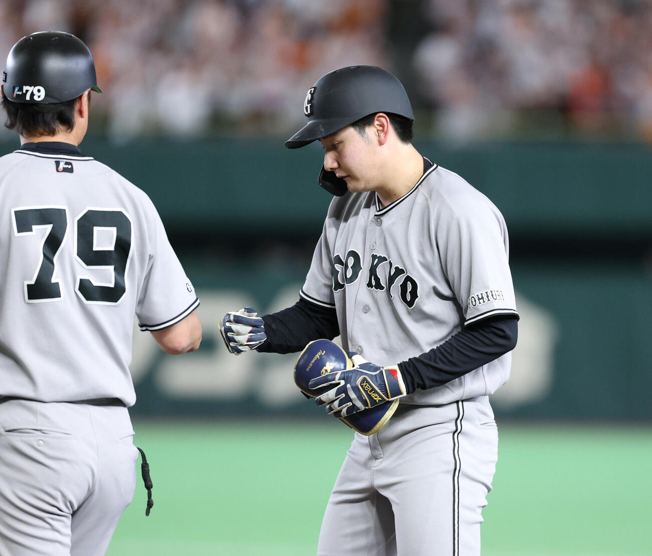 巨人対ヤクルト　2回裏巨人2死一塁、内野安打を放ちタッチを交わす竹丸和幸（撮影・増田悦実）
