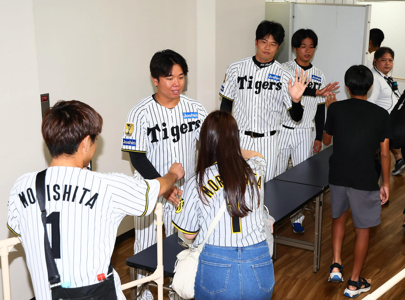阪神対中日　令和8年熊本地震への募金活動を行う左から阪神村上頌樹、才木浩人、高橋遥人（撮影・加藤哉）