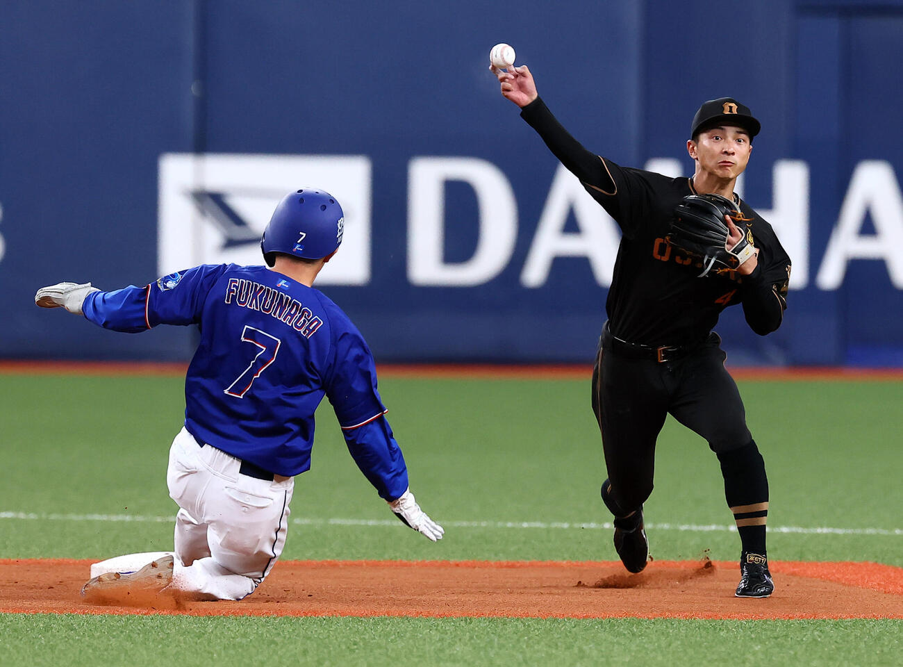 阪神対中日　1回表中日無死一塁、熊谷敬宥は村松開人の一ゴロを一塁に転送する。一走福永裕基（撮影・加藤哉）