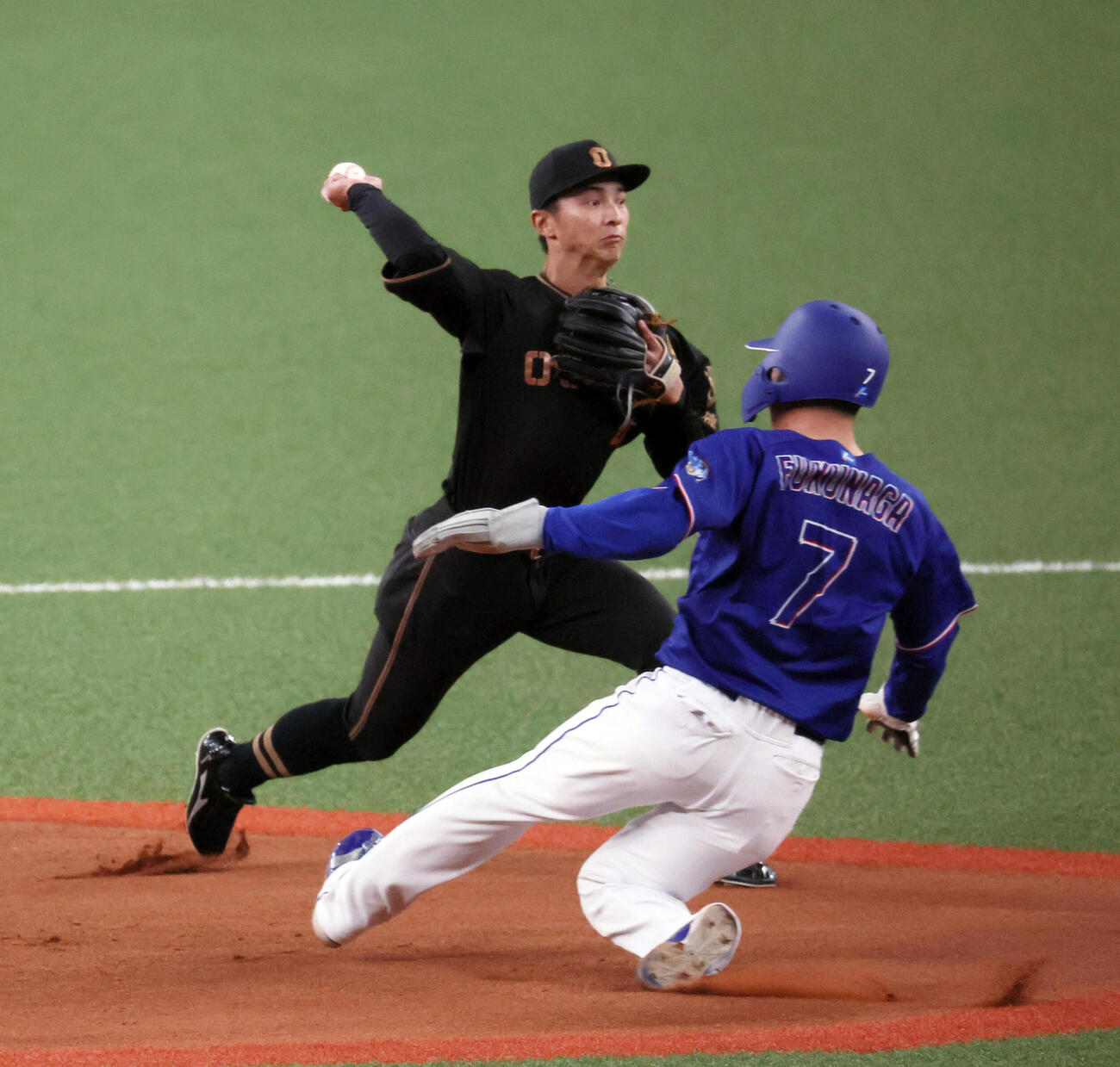 阪神対中日　1回表中日無死一塁、熊谷敬宥は村松開人の時、一塁併殺打に取る（撮影・宮崎幸一）