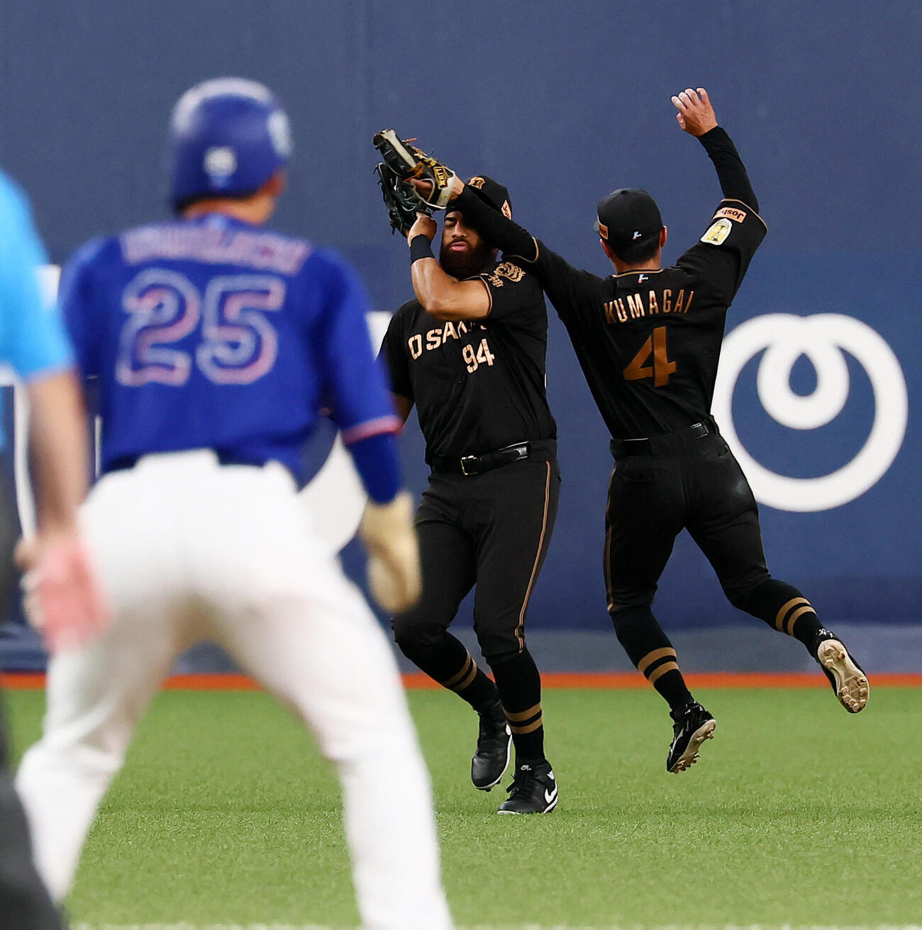 阪神対中日　2回表中日1死一、二塁、岡林勇希の飛球を捕球するデルミス・ガルシアに接触した熊谷敬宥（右）（撮影・加藤哉）