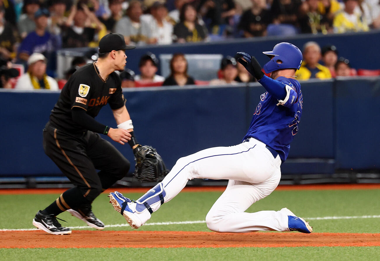 阪神対中日　2回表中日2死一、二塁、カイル・マラーは左越え適時2点三塁打を放つ（撮影・加藤哉）
