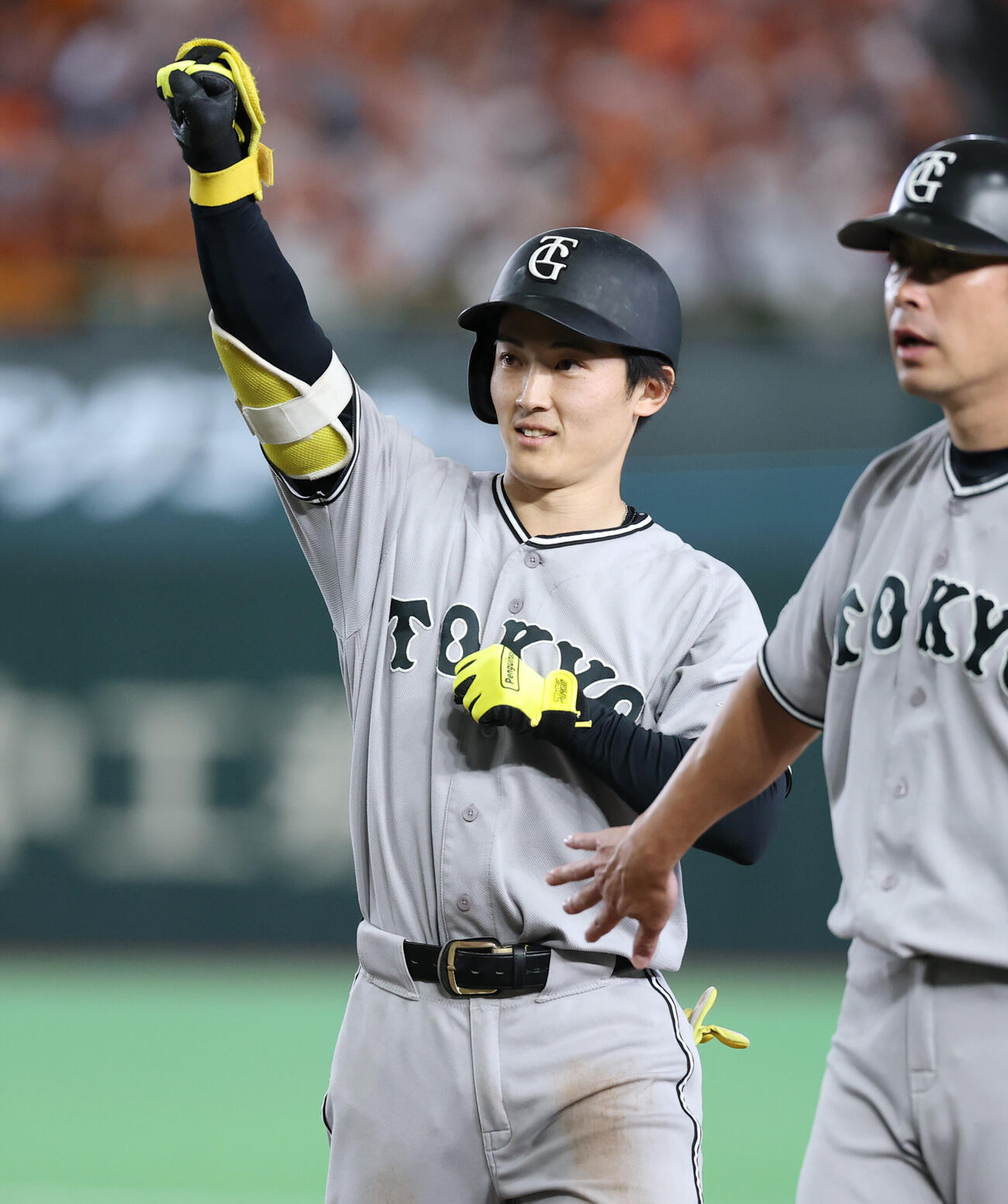 巨人対ヤクルト　3回裏巨人1死満塁、適時打を放ちマリオポーズをする浦田俊輔（撮影・増田悦実）