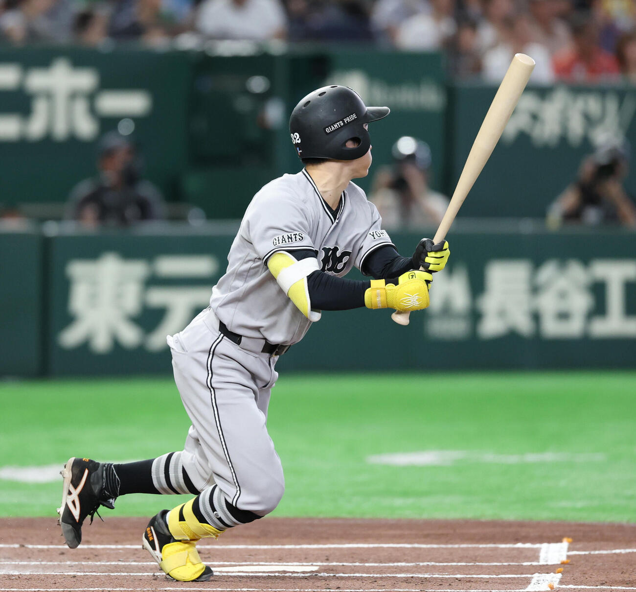 巨人対ヤクルト　1回裏巨人無死、安打を放つ浦田俊輔（撮影・増田悦実）