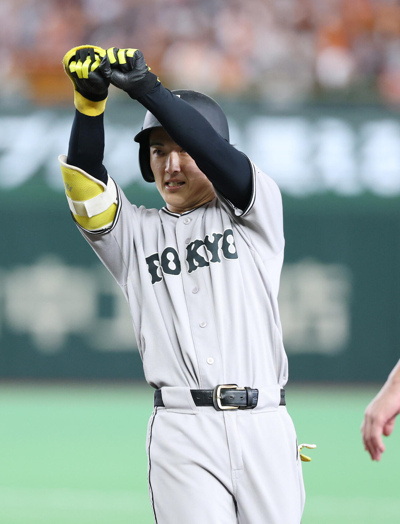 巨人対ヤクルト　1回裏巨人無死、安打を放ちポーズをする浦田俊輔（撮影・増田悦実）