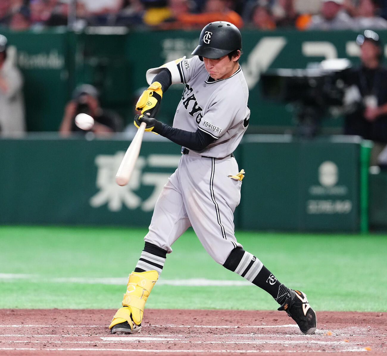 巨人対ヤクルト　2回裏巨人2死一、二塁、適時打を放つ浦田俊輔（撮影・鈴木みどり）