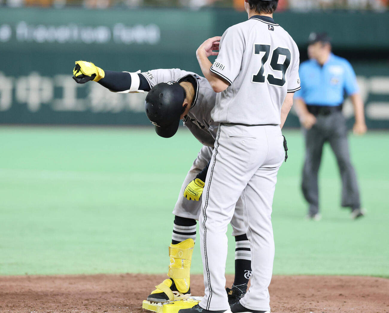 巨人対ヤクルト　2回裏巨人2死一、二塁、適時打を放ちガッツポーズをする浦田俊輔（撮影・増田悦実）