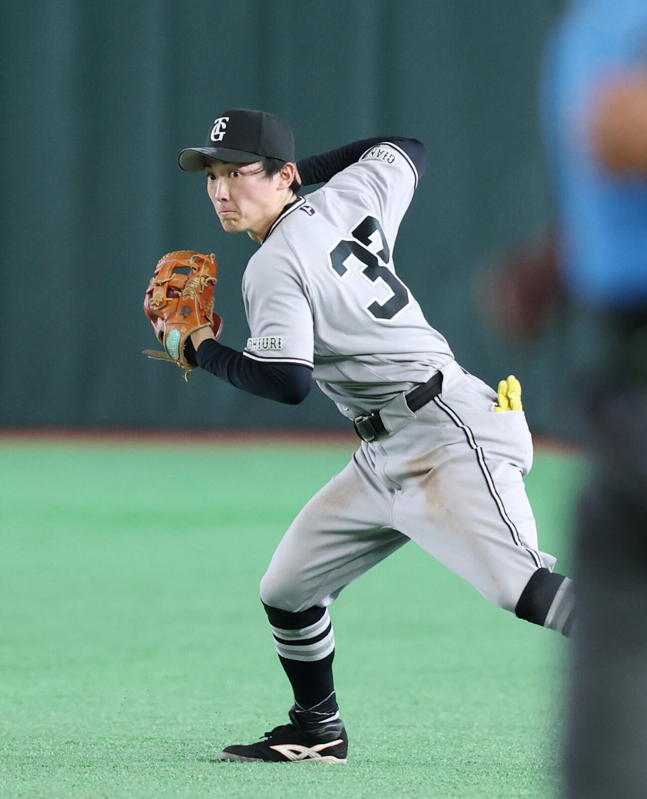 巨人対ヤクルト　3回表ヤクルト1死、二ゴロをおさばく浦田俊輔（撮影・増田悦実）