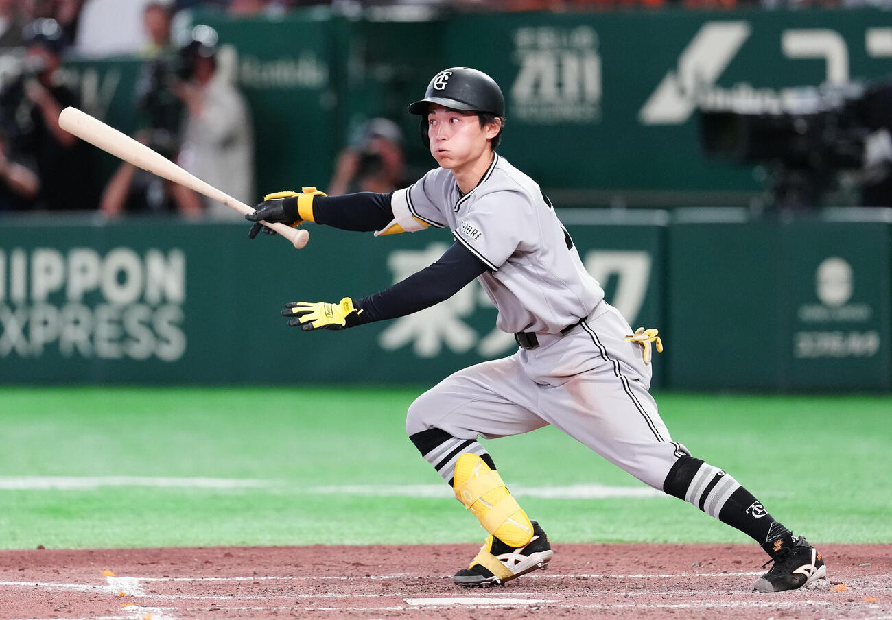 巨人対ヤクルト　3回裏巨人1死満塁、2点適時打を放つ浦田俊輔（撮影・鈴木みどり）