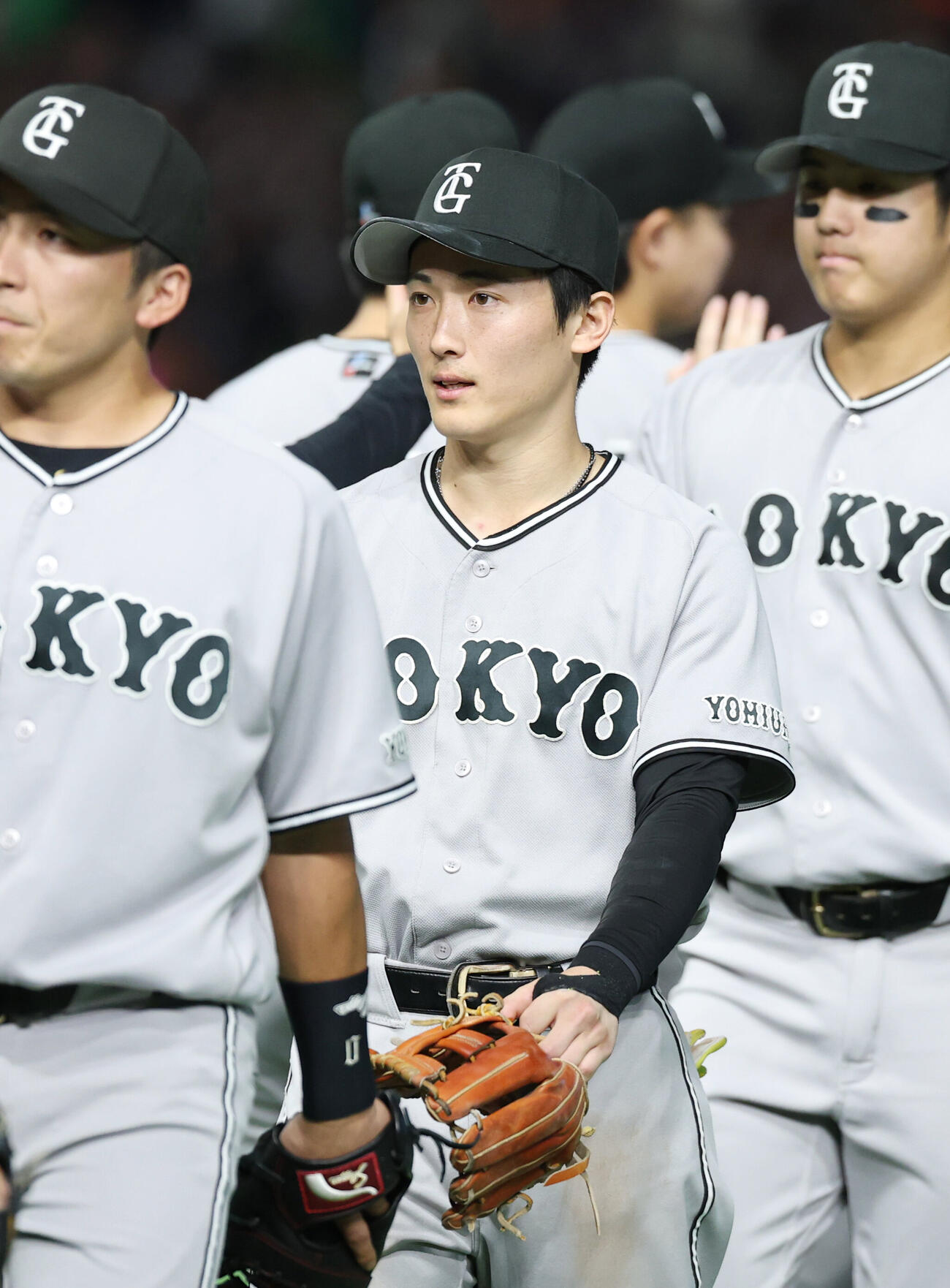巨人対ヤクルト　勝利しナインとタッチを交わす巨人浦田俊輔（撮影・増田悦実）
