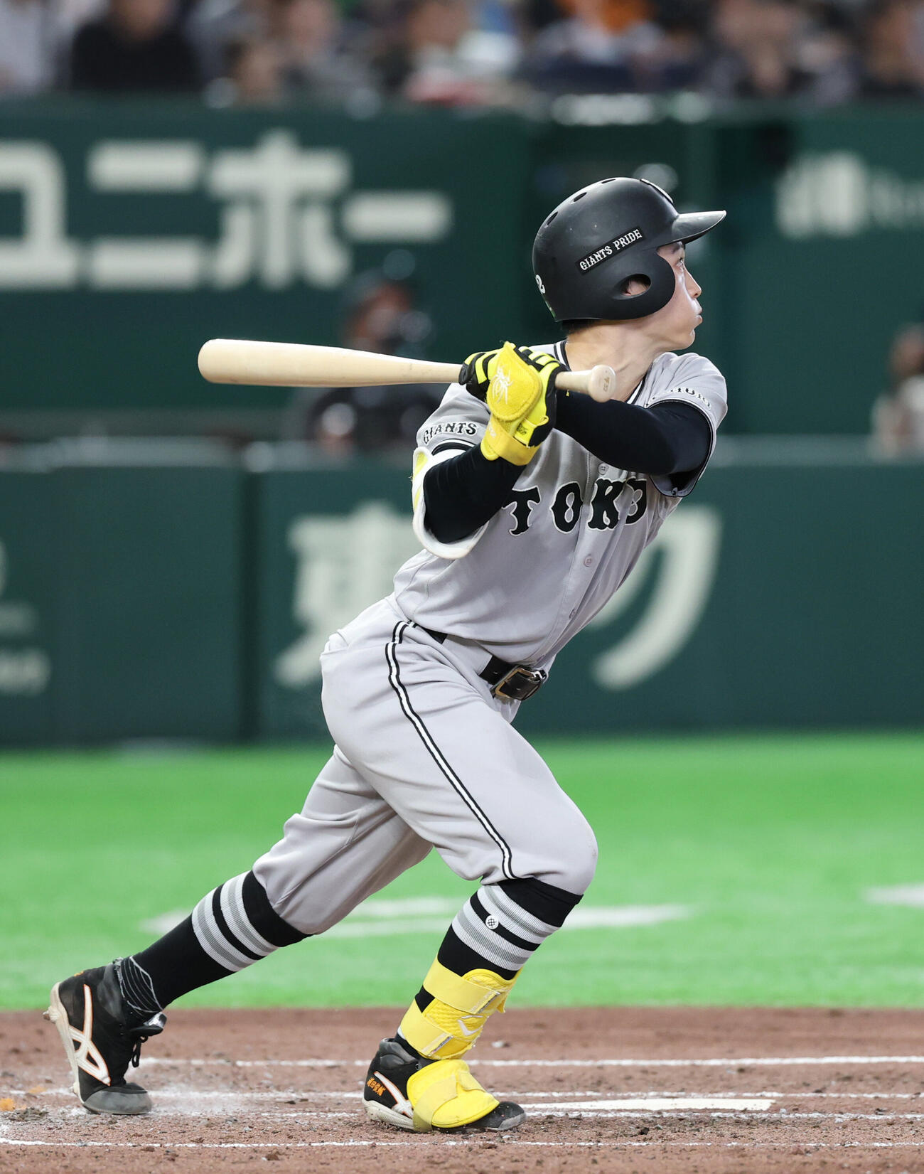 巨人対ヤクルト　2回裏巨人2死一、二塁、適時打を放つ浦田俊輔（撮影・増田悦実）