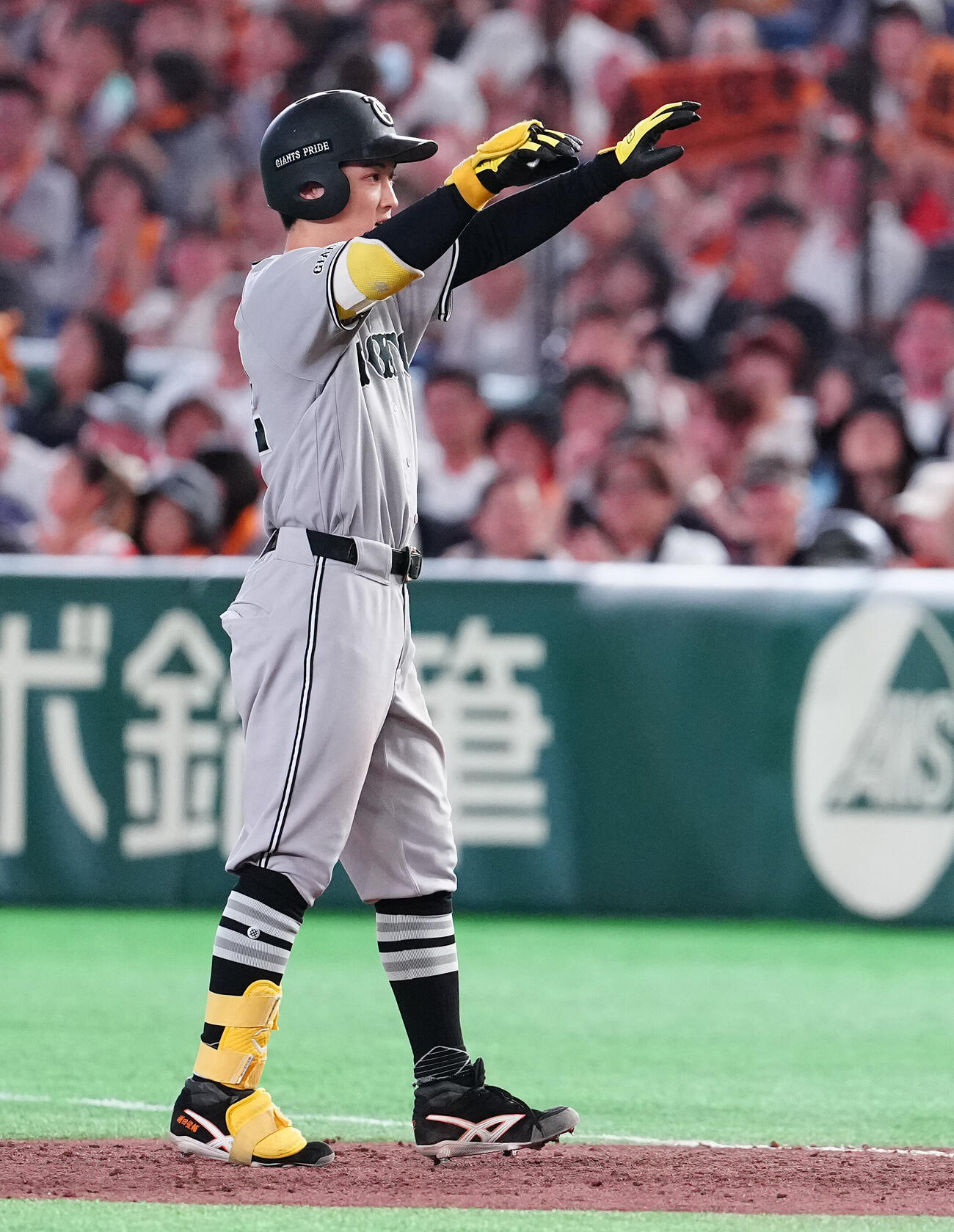 巨人対ヤクルト　3回裏巨人1死満塁、2点適時打を放ちポーズを取る浦田俊輔（撮影・鈴木みどり）