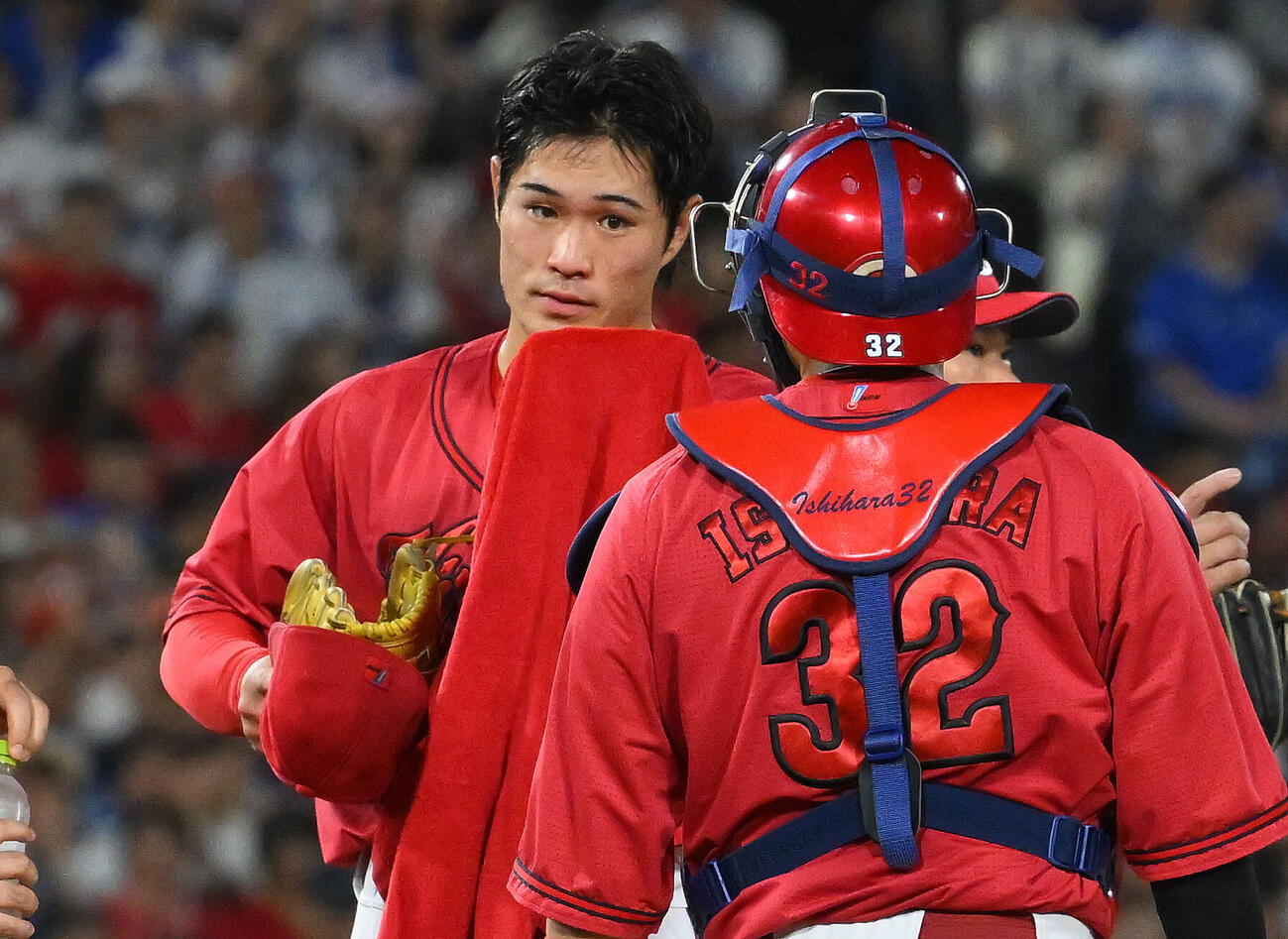 DeNA対広島　4回裏DeNA1死三塁、佐野恵太に先制適時二塁打を許した斉藤優汰（左）はタオルで汗をぬぐう（撮影・滝沢徹郎）