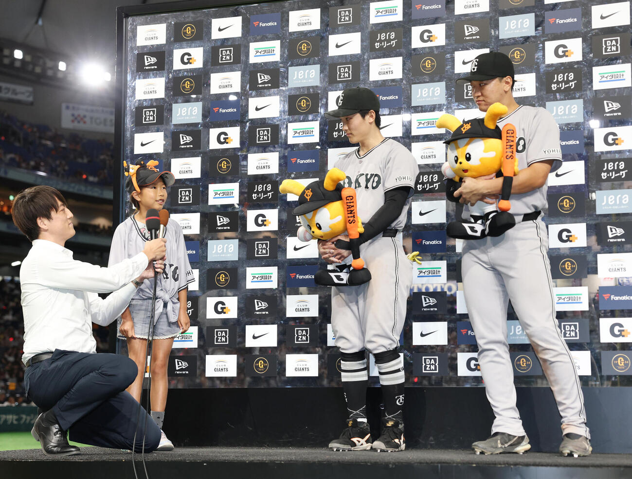 巨人対ヤクルト　ヒーローインタビューで子供からの質問に答える浦田俊輔（左）と笹原操希（撮影・増田悦実）