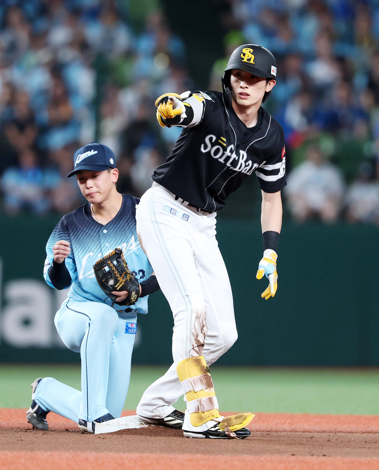 西武対ソフトバンク　3回表ソフトバンク2死、周東佑京は二塁打を放ちポーズを決める（撮影・鈴木正人）