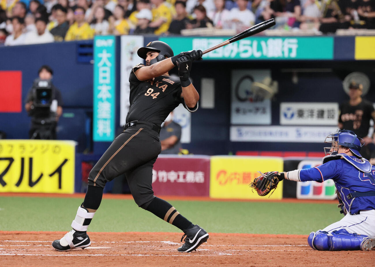 阪神対中日　3回裏阪神2死一塁、デルミス・ガルシアは二塁打を放つ（撮影・宮崎幸一）