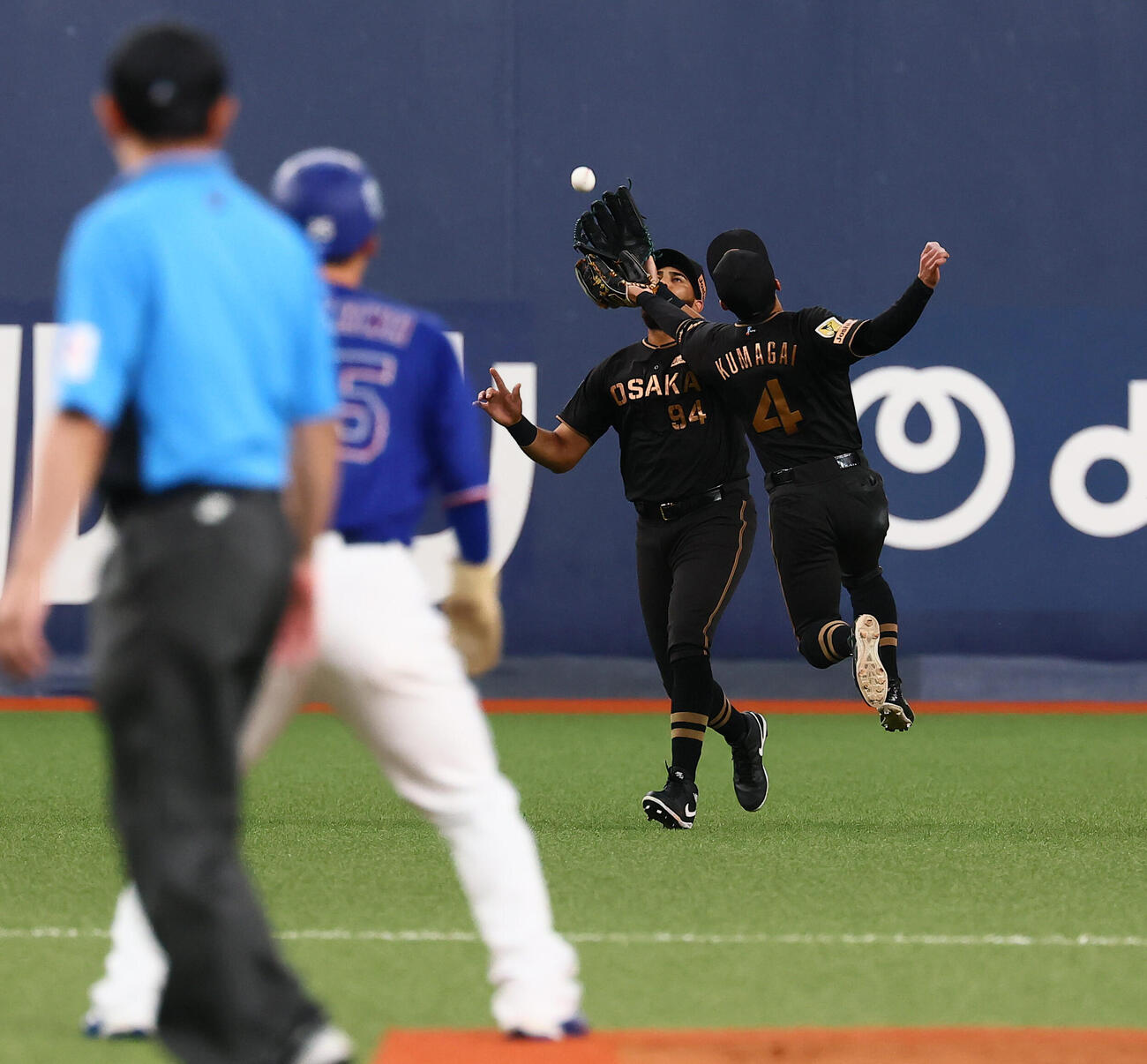 阪神対中日　2回表中日1死一、二塁、岡林勇希の飛球を捕球するデルミス・ガルシアに接触した熊谷敬宥（右）（撮影・加藤哉）