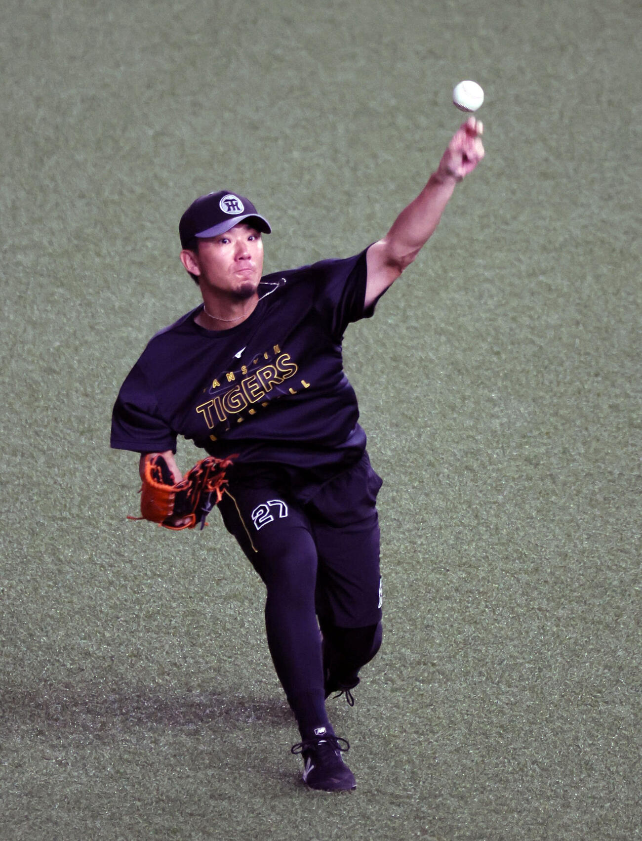阪神対中日　キャッチボールで調整する阪神伊藤将司（撮影・宮崎幸一）