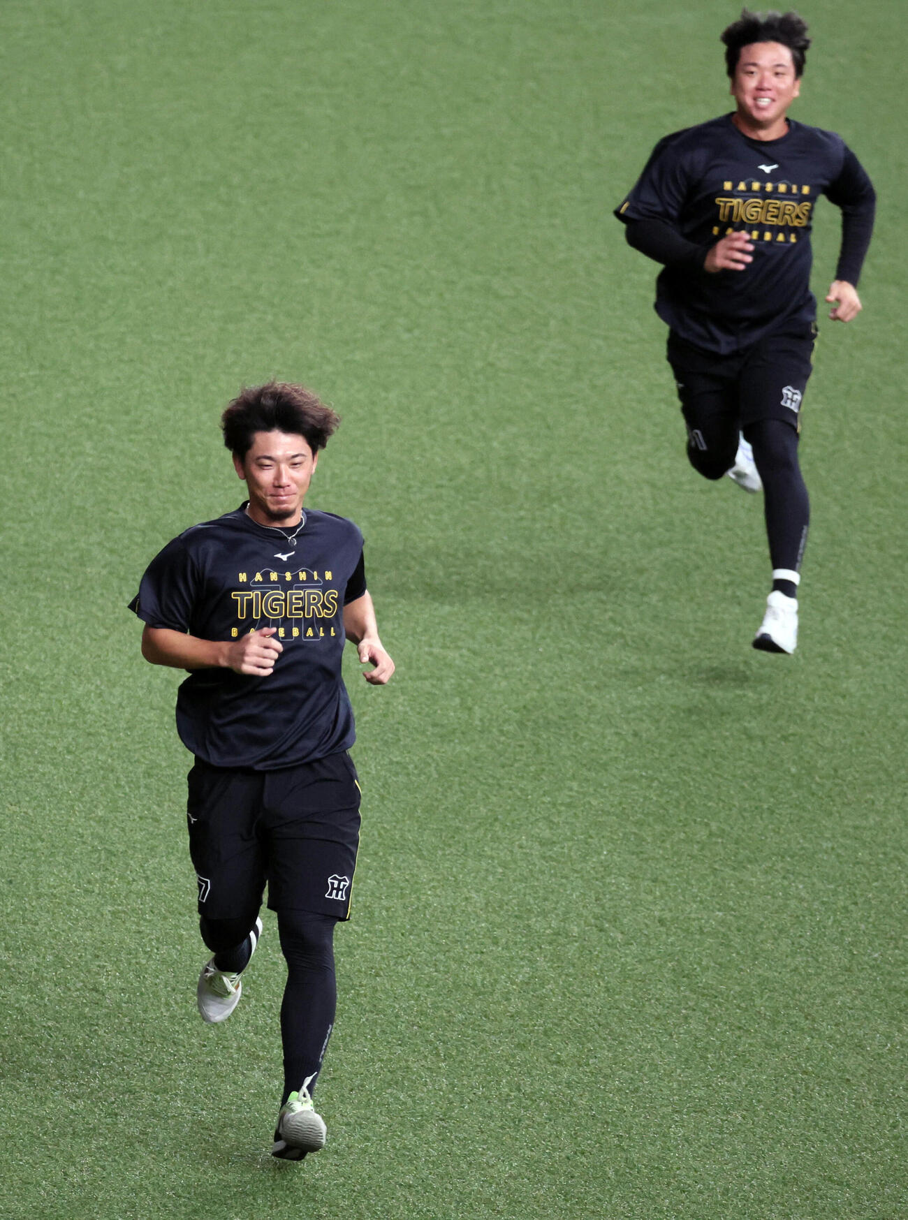 阪神対中日　ランニングする阪神伊藤将司（左）と村上頌樹（撮影・宮崎幸一）