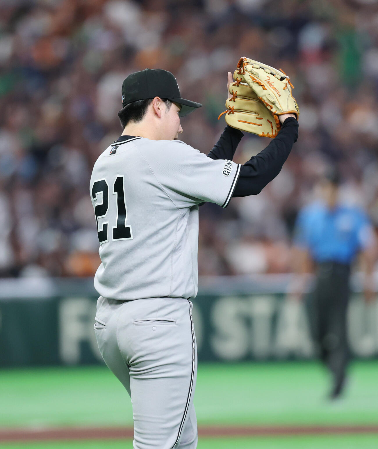 巨人対ヤクルト　3回表ヤクルト1死、二ゴロをさばいた浦田俊輔に拍手する竹丸和幸（撮影・増田悦実）