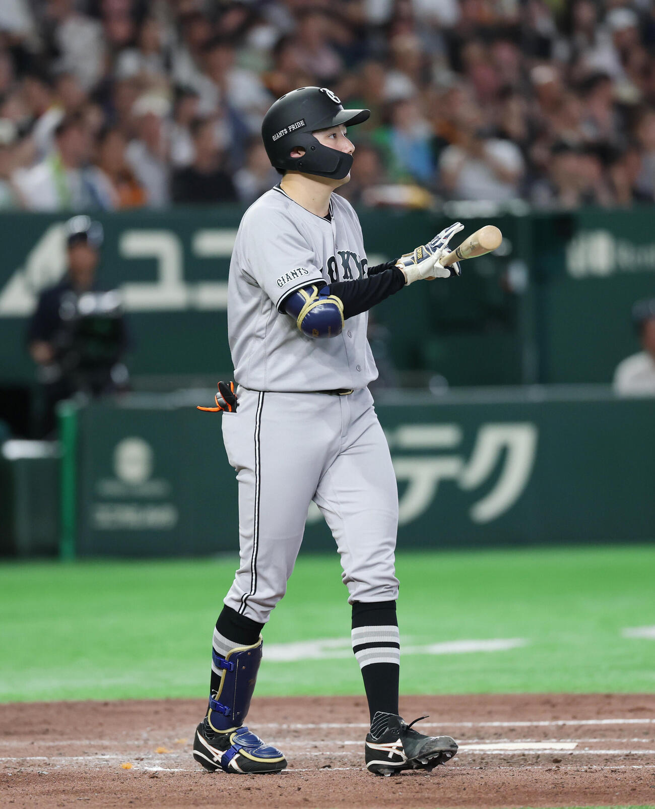 巨人対ヤクルト　3回裏巨人無死満塁、四球を選ぶ竹丸和幸（撮影・増田悦実）