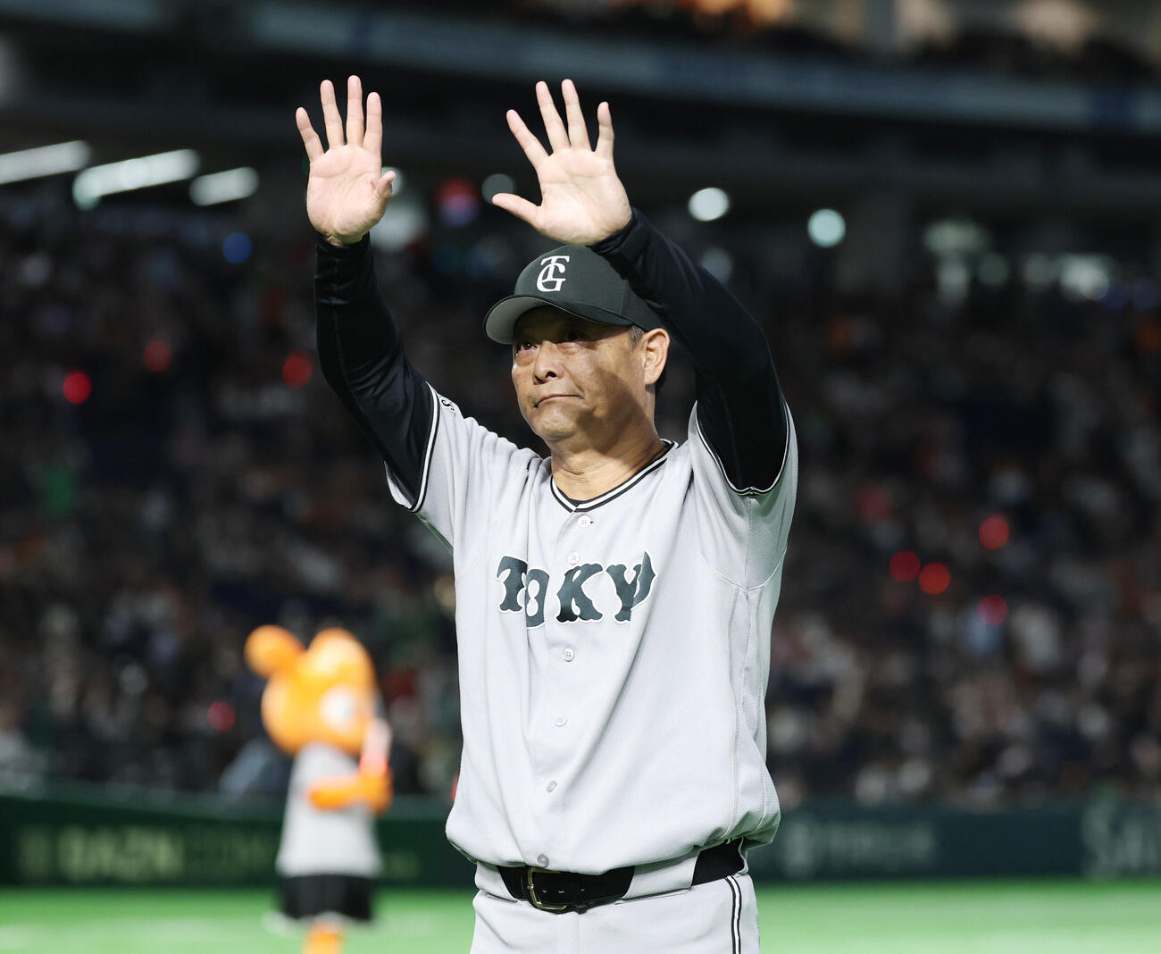 巨人対ヤクルト　勝利し観客に手を振り引き揚げる巨人橋上秀樹監督代行（撮影・増田悦実）