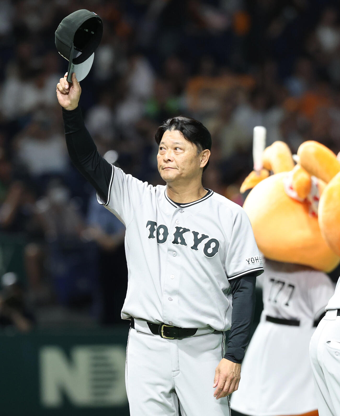巨人対ヤクルト　勝利し観客へあいさつをする巨人橋上秀樹監督代行（撮影・増田悦実）