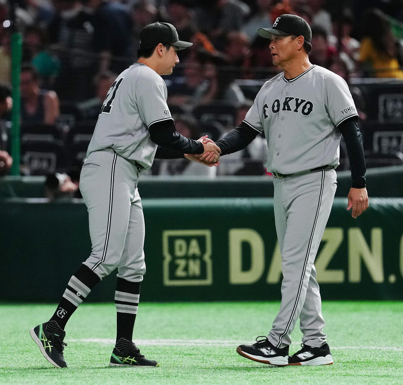 巨人対ヤクルト　勝利投手の巨人竹丸和幸（左）は橋上秀樹監督代行と握手（撮影・鈴木みどり）