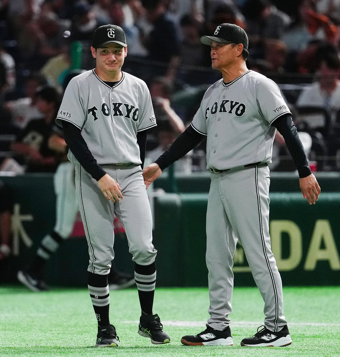 巨人対ヤクルト　勝利投手の巨人竹丸和幸（左）は橋上秀樹監督代行からねぎらわれる（撮影・鈴木みどり）