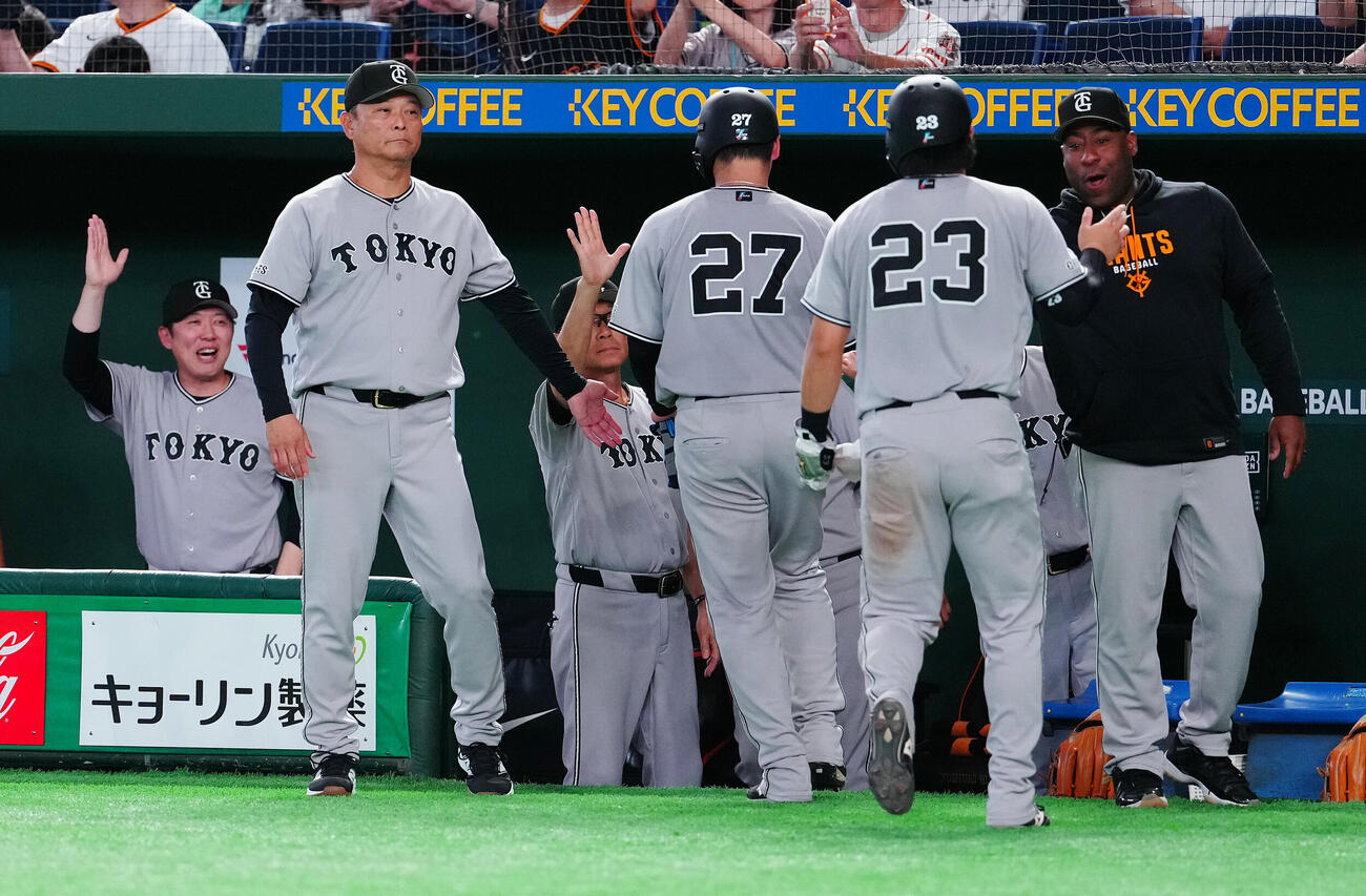 巨人対ヤクルト　7回裏巨人無死二、三塁、佐々木俊輔の2点適時打で生還した二塁走者石塚裕惺（右から2人目）らを迎える橋上秀樹監督代行（左から2人目）（撮影・鈴木みどり）