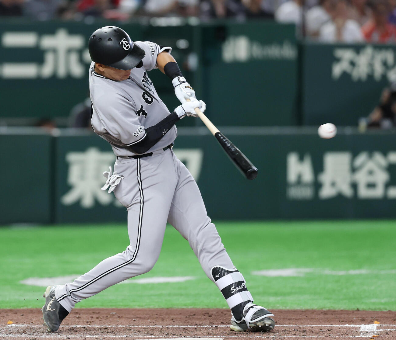 巨人対ヤクルト　3回裏巨人無死二、三塁、適時打を放つ笹原操希（撮影・増田悦実）