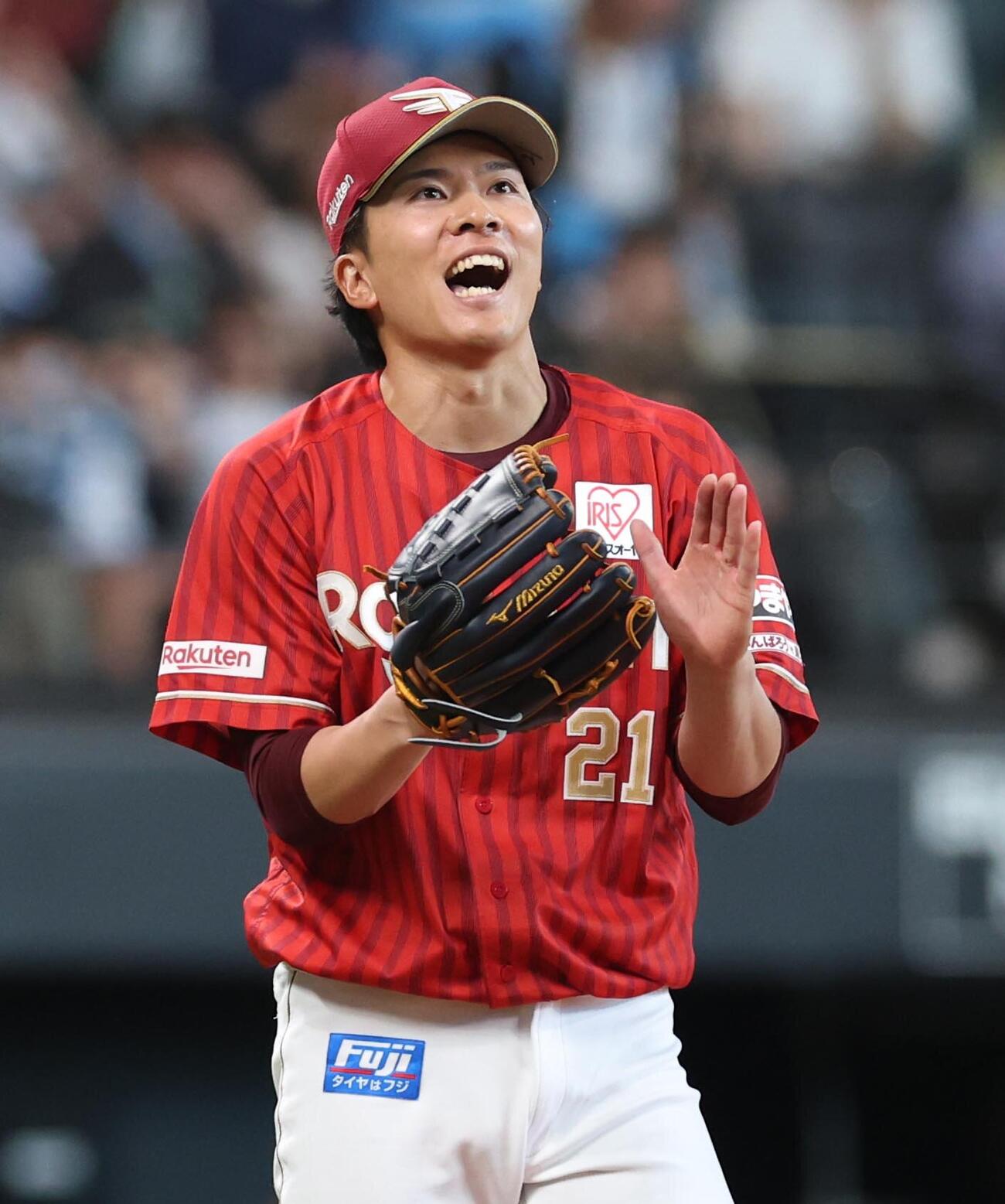 日本ハム対楽天　8回裏日本ハム1死、吉田賢吾を打ち取りグラブをたたく早川隆久（撮影・黒川智章）
