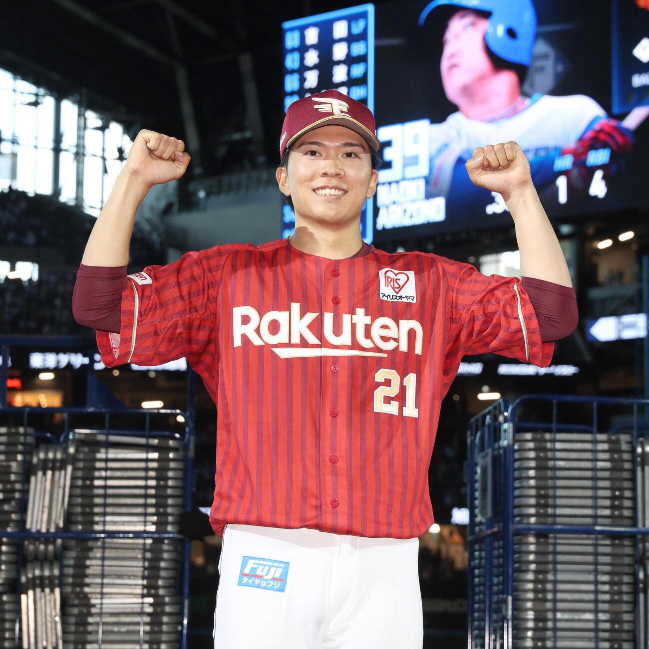 日本ハム対楽天　試合後、笑顔でポーズをとる楽天早川隆久（撮影・黒川智章）