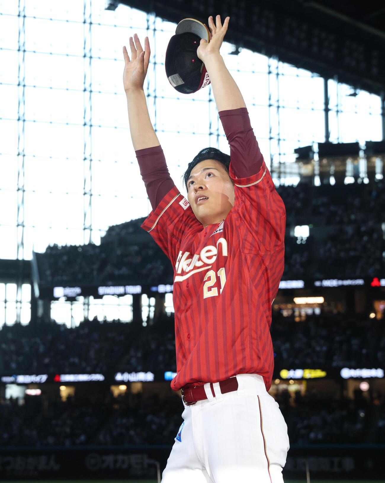 日本ハム対楽天　試合後、スタンドに手を振る早川隆久（撮影・黒川智章）