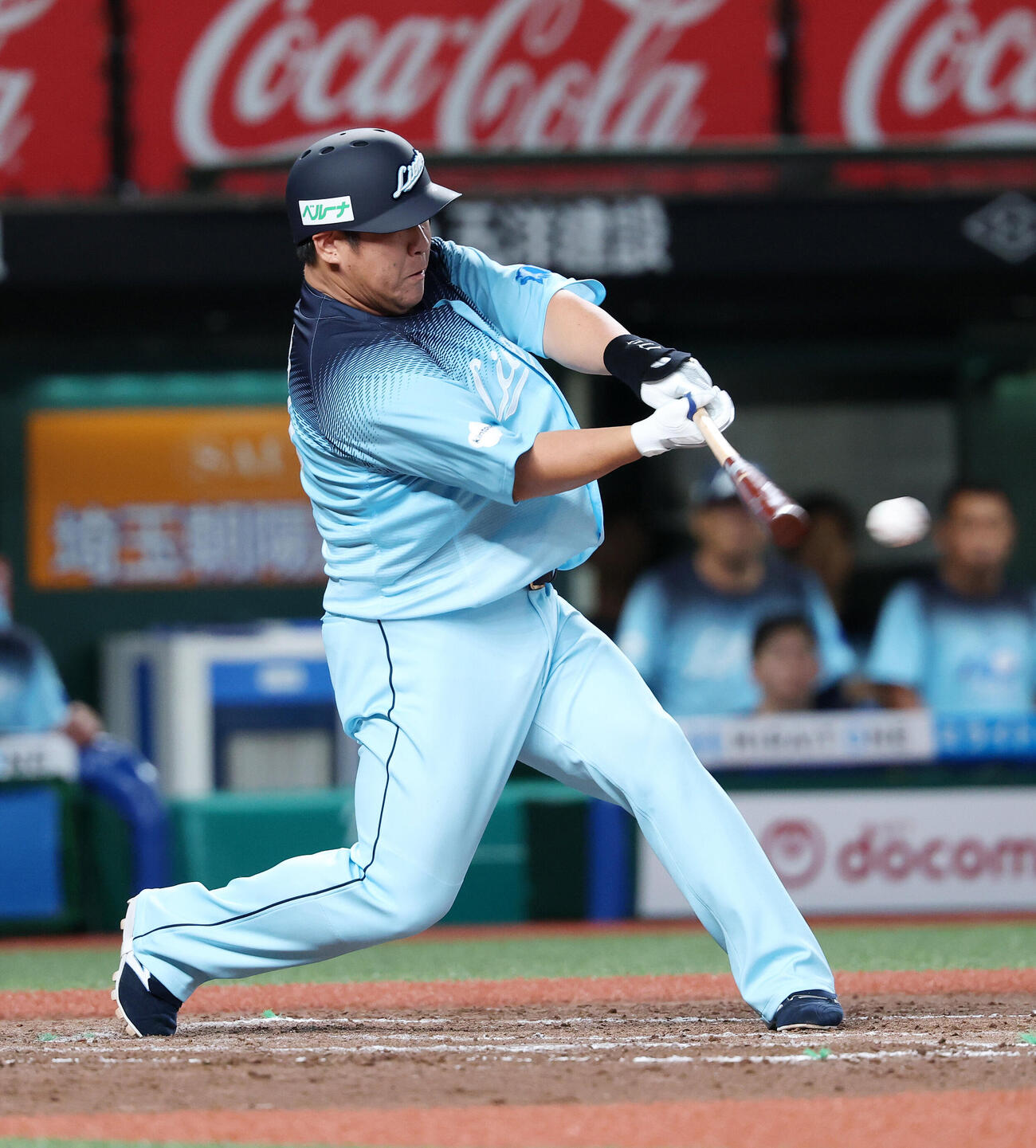 西武対ソフトバンク　7回裏西武1死、中村剛也は左前打を放つ（撮影・鈴木正人）