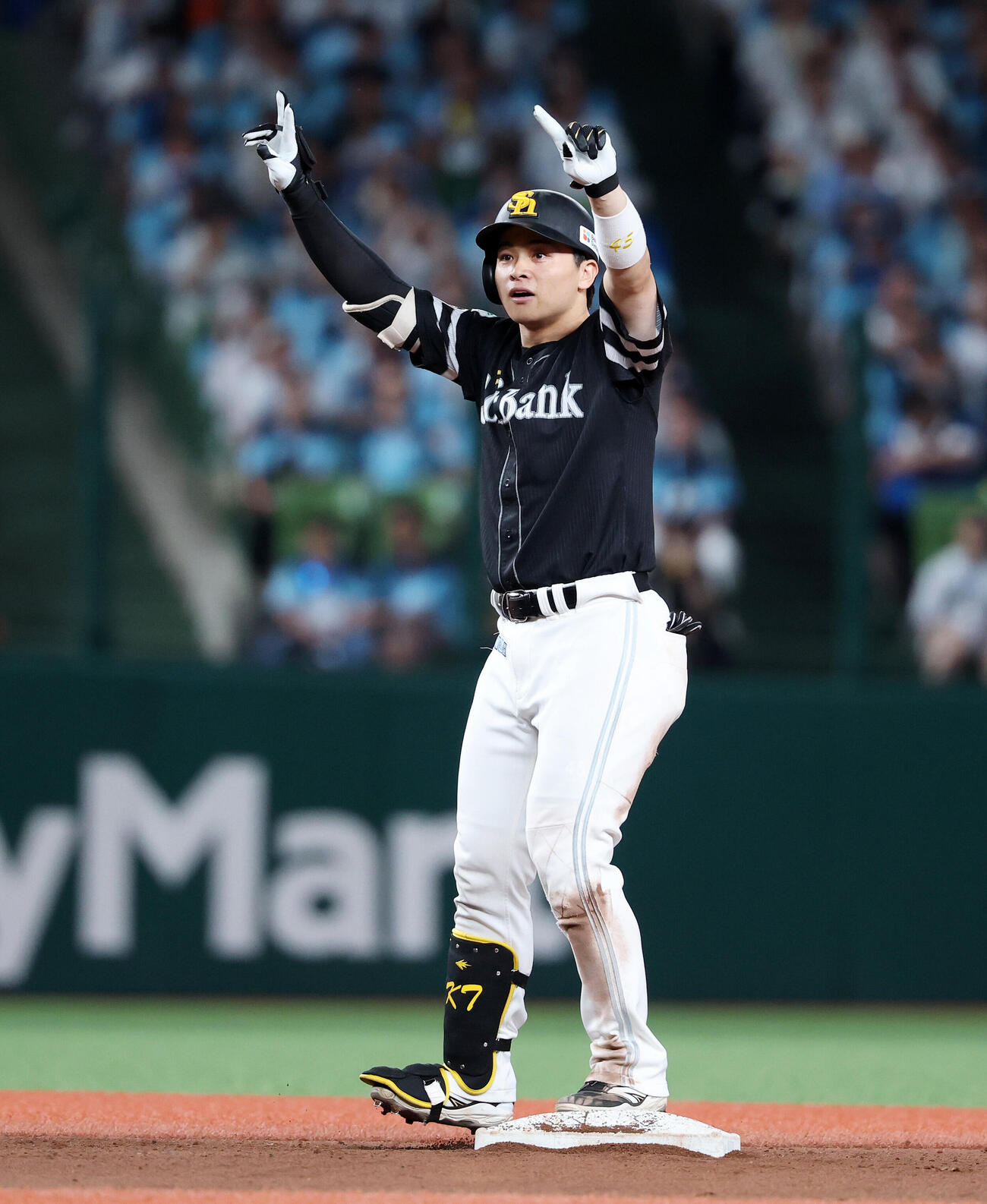 西武対ソフトバンク　7回表ソフトバンク1死二塁、谷川原健太は適時二塁打を放ちポーズを決める（撮影・鈴木正人）