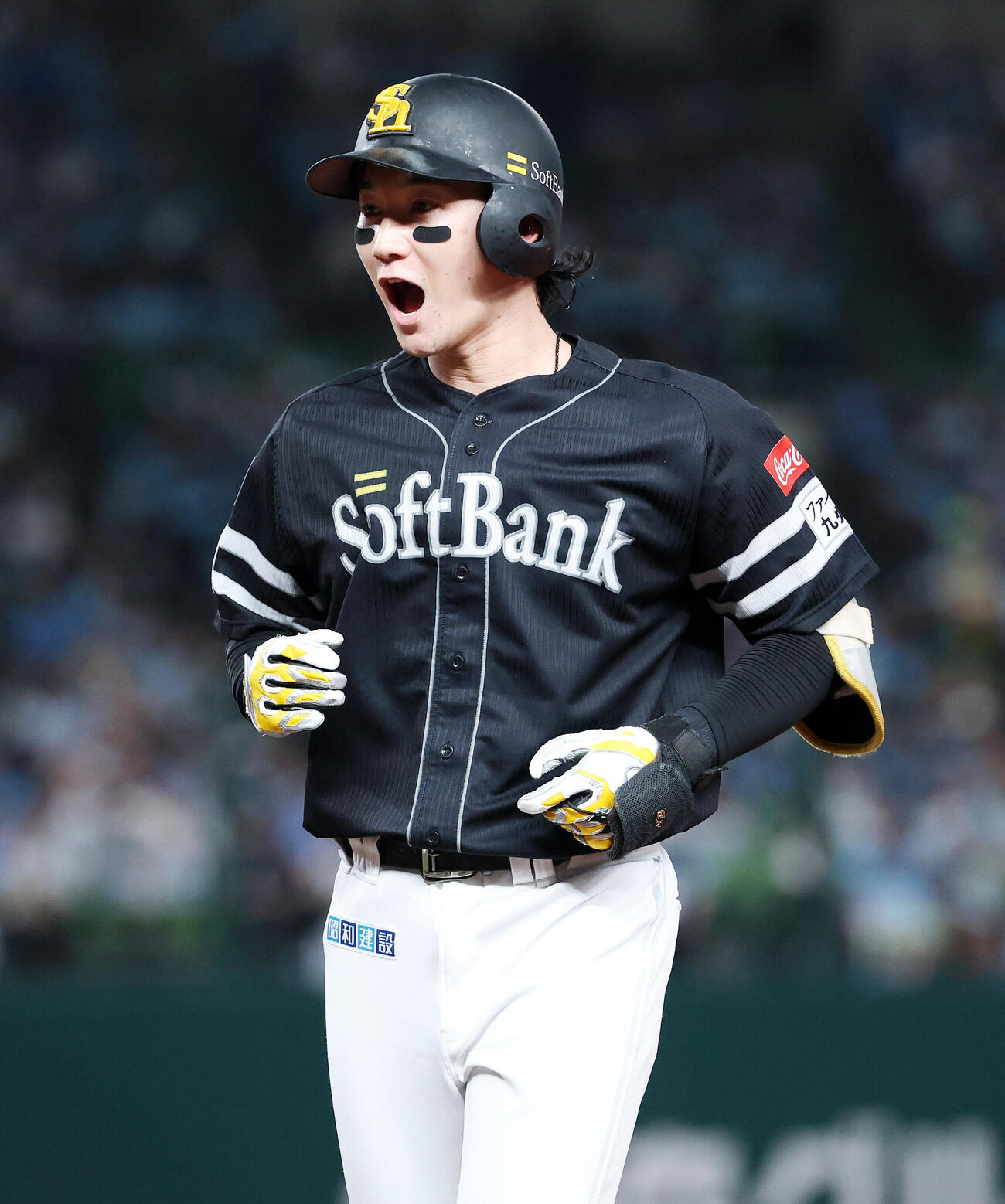西武対ソフトバンク　5回表ソフトバンク2死一塁、正木智也は中前打を放ち雄たけびを上げる（撮影・鈴木正人）