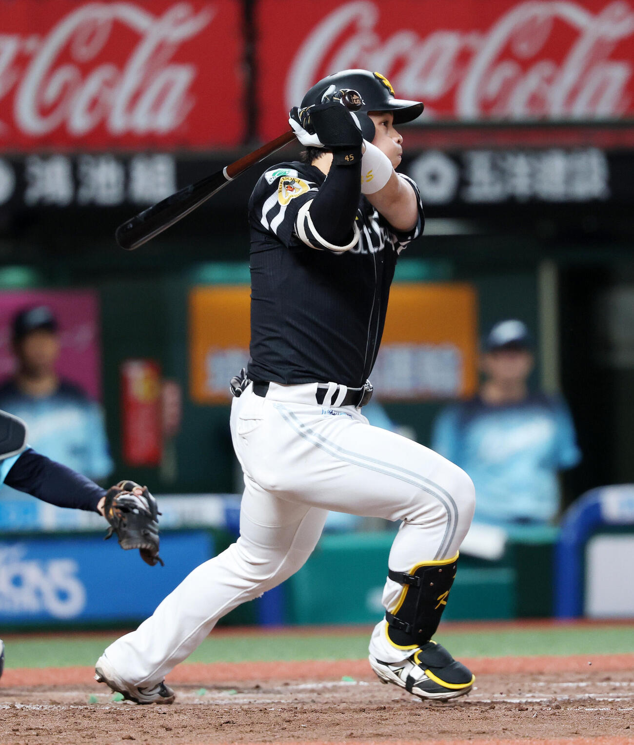 西武対ソフトバンク　5回表ソフトバンク1死、谷川原健太は右前打を放つ（撮影・鈴木正人）