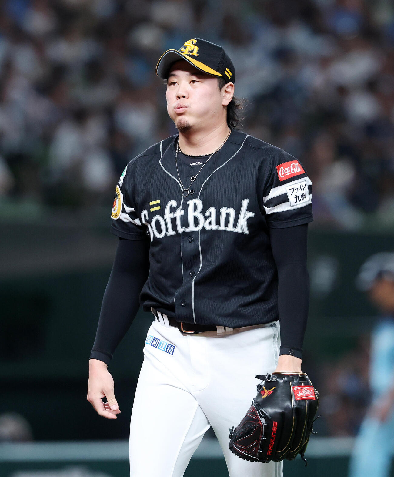 西武対ソフトバンク　2回裏、西武の攻撃を抑えベンチに引き揚げるソフトバンク上茶谷大河（撮影・鈴木正人）