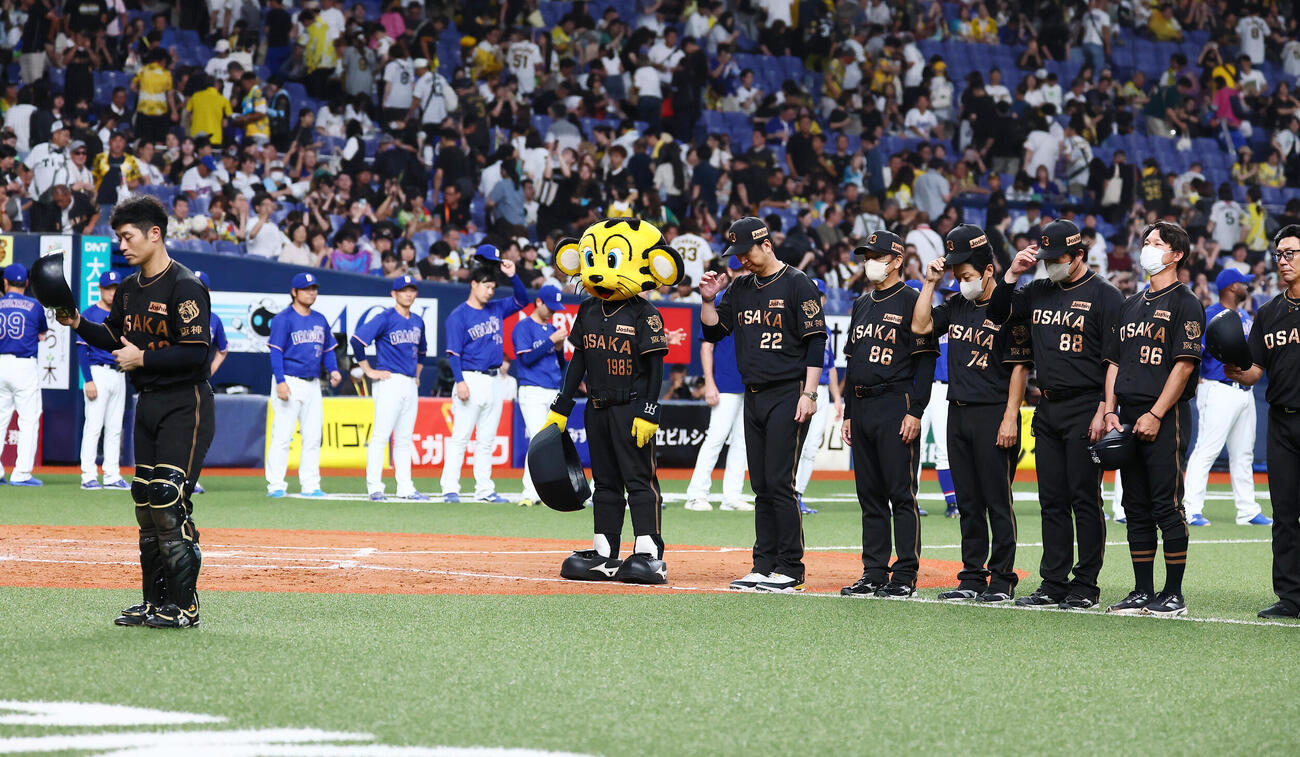 阪神対中日　中日に連敗しスタンドへあいさつする阪神藤川球児監督とナイン（撮影・加藤哉）